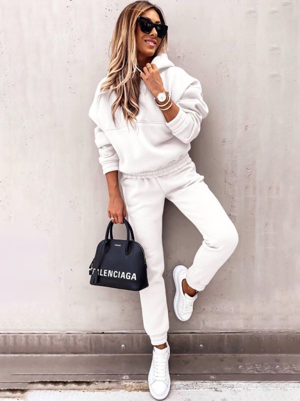 Moda femenina con chándal versátil. Conjunto de sudadera y pantalón para un estilo casual deportivo y cómodo.