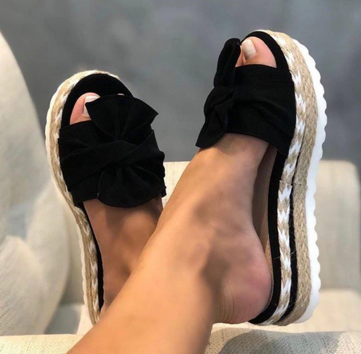 Sandalias negras ortopédicas de mujer con lazo, calzado cómodo y elegante para cualquier ocasión veraniega.