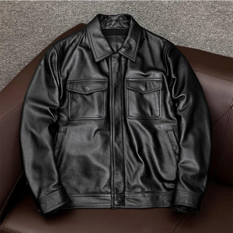 Chaqueta MACKSTON de piel sintética marrón para hombre. Estilo biker atemporal, ideal para outfits de otoño y primavera.