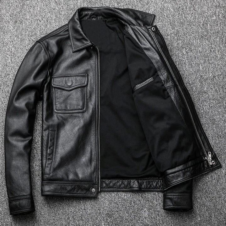 Cazadora biker de piel sintética MACKSTON negra para hombre. Diseño atemporal, moderna y versátil.