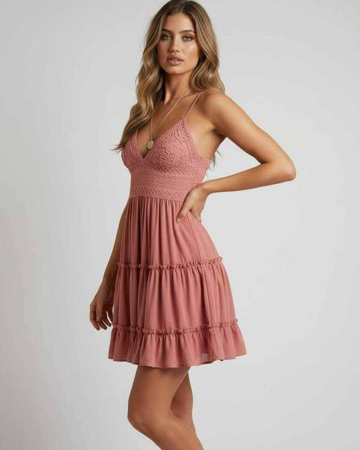 Vestido mini blanco sólido para mujer, escote en V, tirantes finos y falda plisada, ideal para fiesta.