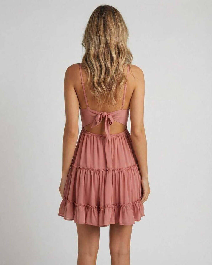 Vestido mini blanco elegante con escote V, tirantes delgados y falda plisada, perfecto para noche y fiesta.