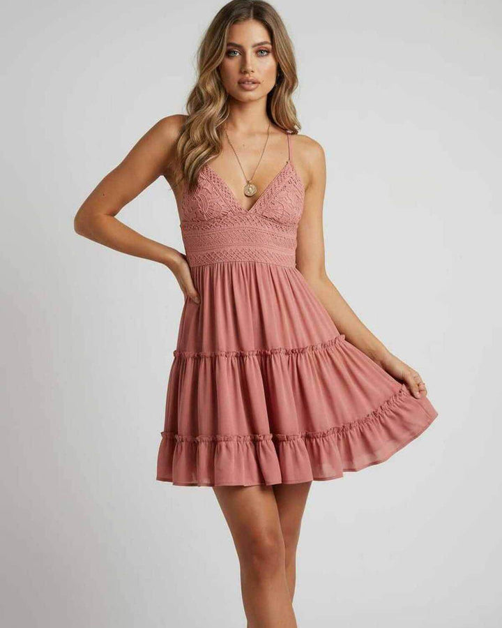 Vestido mini de verano blanco con escote en V y tirantes finos, estilo casual elegante para mujer.