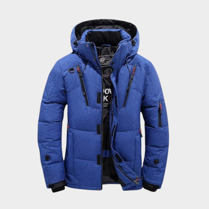 Chaqueta masculina de invierno, cálida e impermeable, esencial para protegerse del frío y la nieve en exterior.