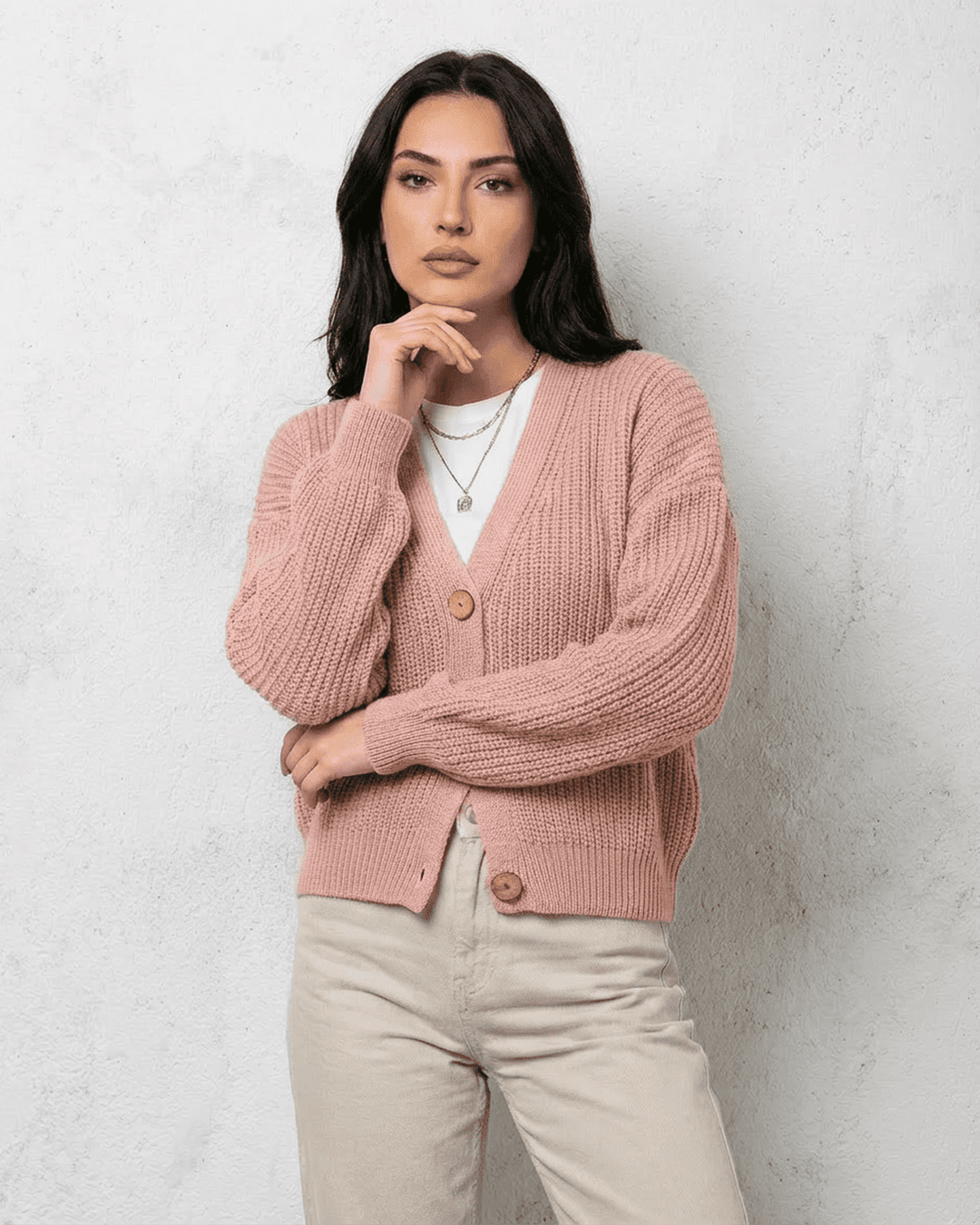 Cardigan rosa para mujer con cierre de botones y escote en V. Suave textura, versátil para crear capas y estilo.