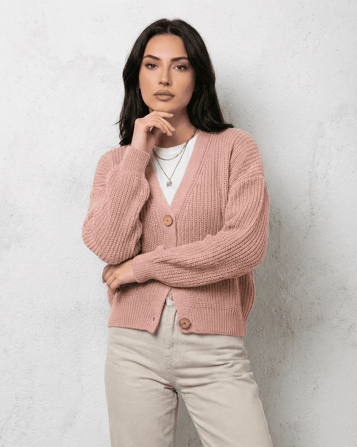 Cardigan rosa para mujer con cierre de botones y escote en V. Suave textura, versátil para crear capas y estilo.