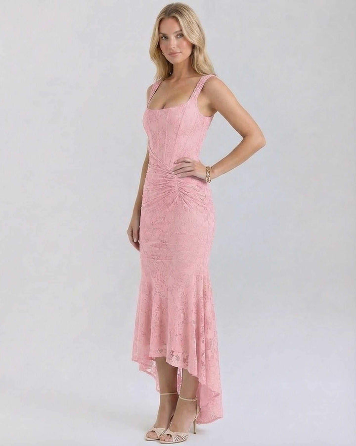 Vestido largo formal de mujer, rosa, con cuello cuadrado y dobladillo asimétrico. Para noches especiales.