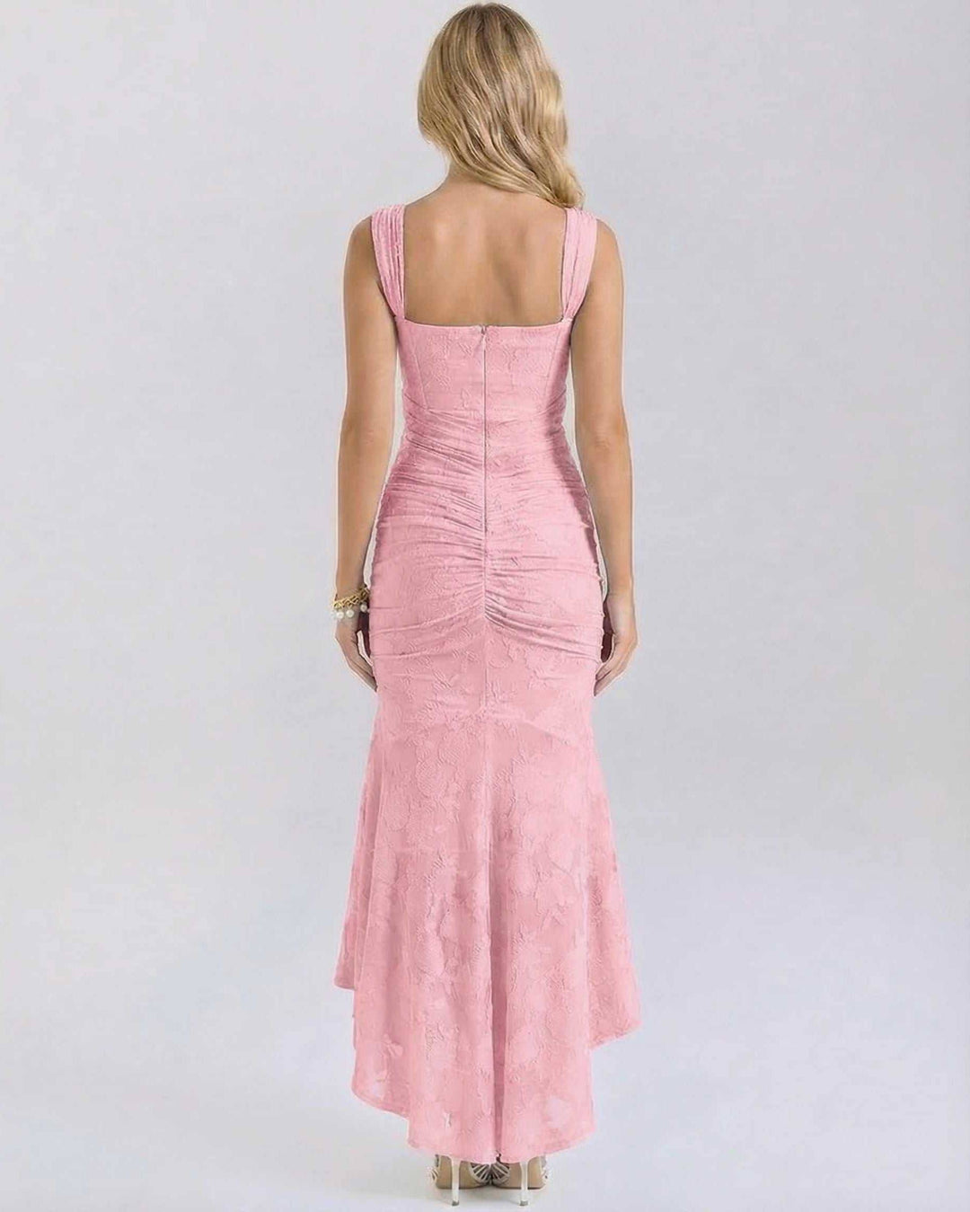 Elegante vestido de noche maxi rosa para mujer con cuello cuadrado. Perfecto para ocasiones formales.