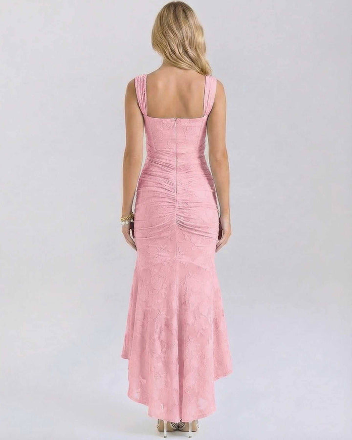 Elegante vestido de noche maxi rosa para mujer con cuello cuadrado. Perfecto para ocasiones formales.