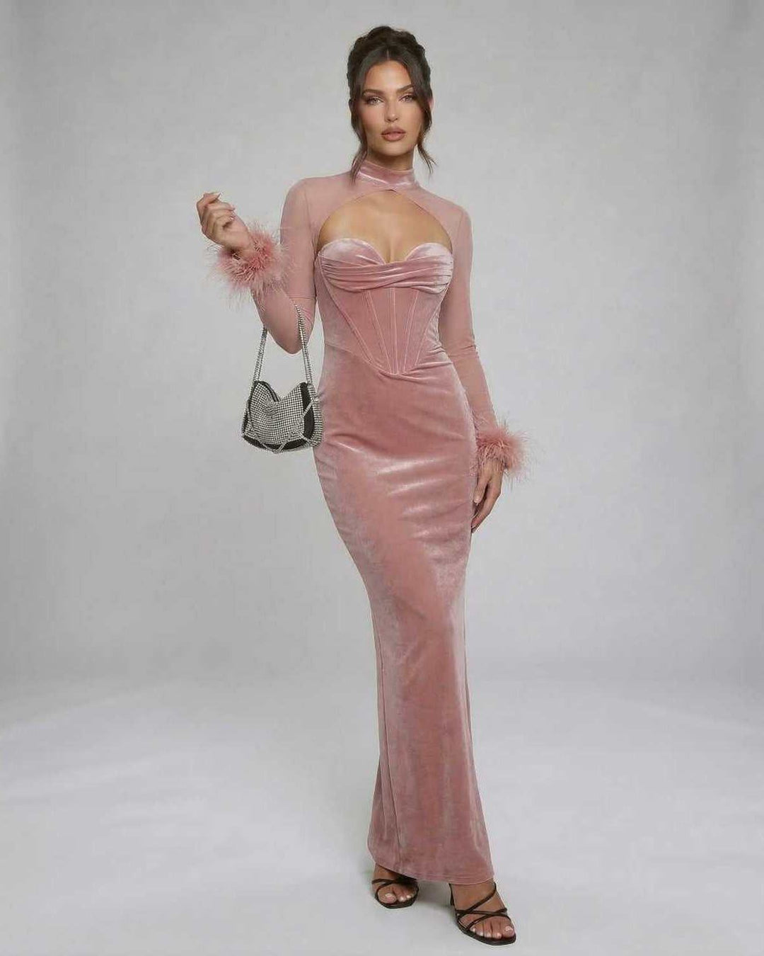 Vestido de fiesta mujer rosa pálido con puños de plumas, ideal para noche elegante y eventos.