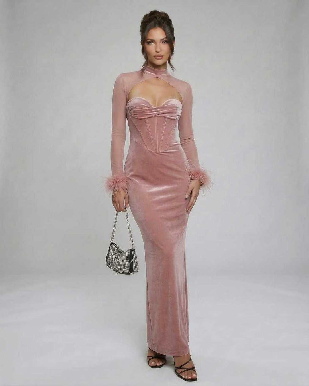 Vestido maxi sin tirantes mujer, color rosa pálido con plumas en puños. Ideal para noche elegante.
