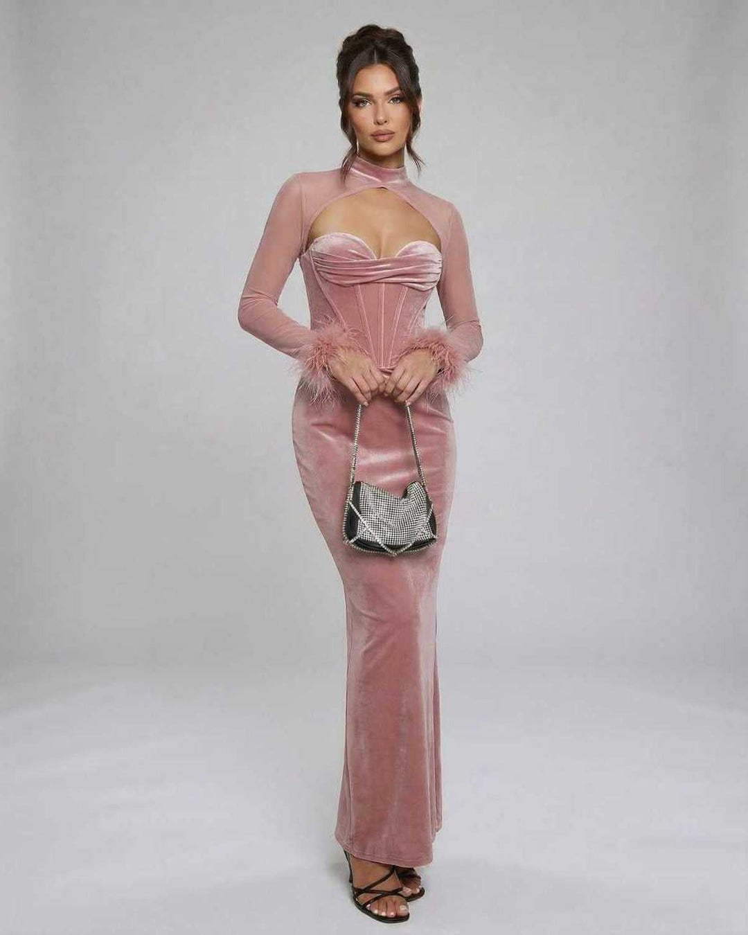 Vestido maxi mujer rosa pálido sin tirantes con puños de plumas, elegante para fiesta de noche.
