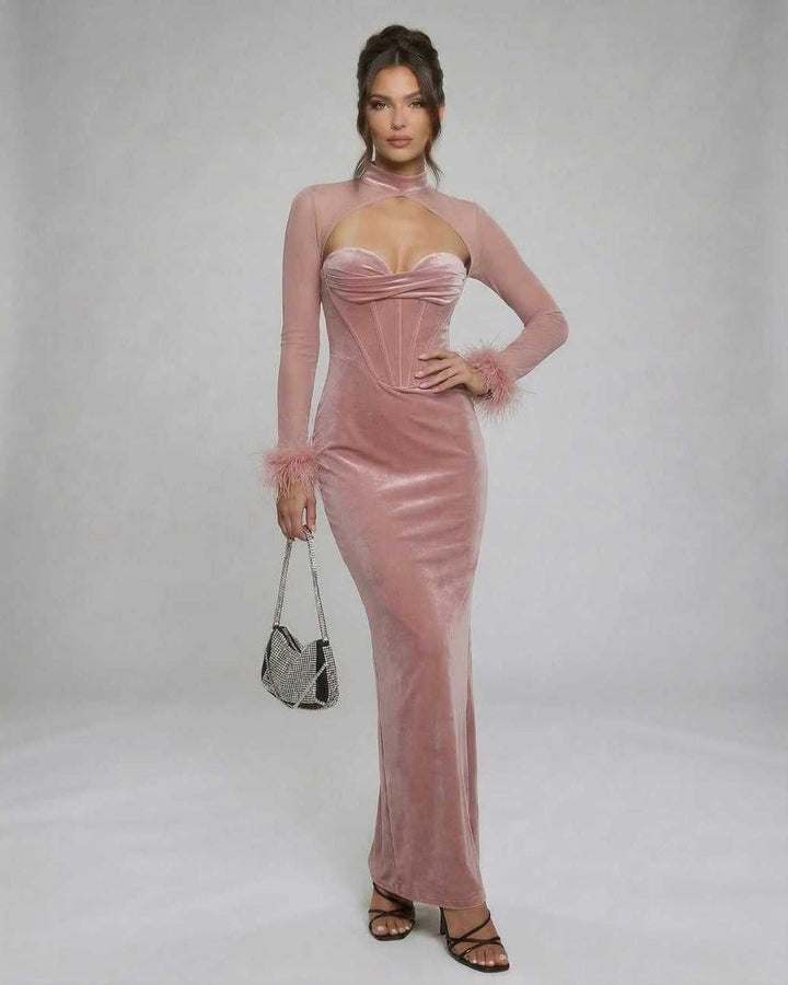 Vestido de noche sofisticado rosa pálido con plumas en los puños, perfecto para gala o evento formal.