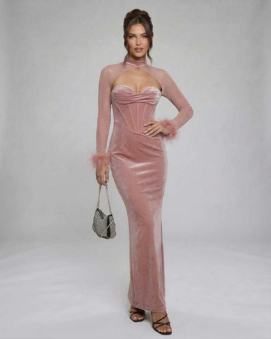 Sofisticado vestido maxi rosa pálido de mujer para noche, con elegantes puños de plumas. Diseño exclusivo.