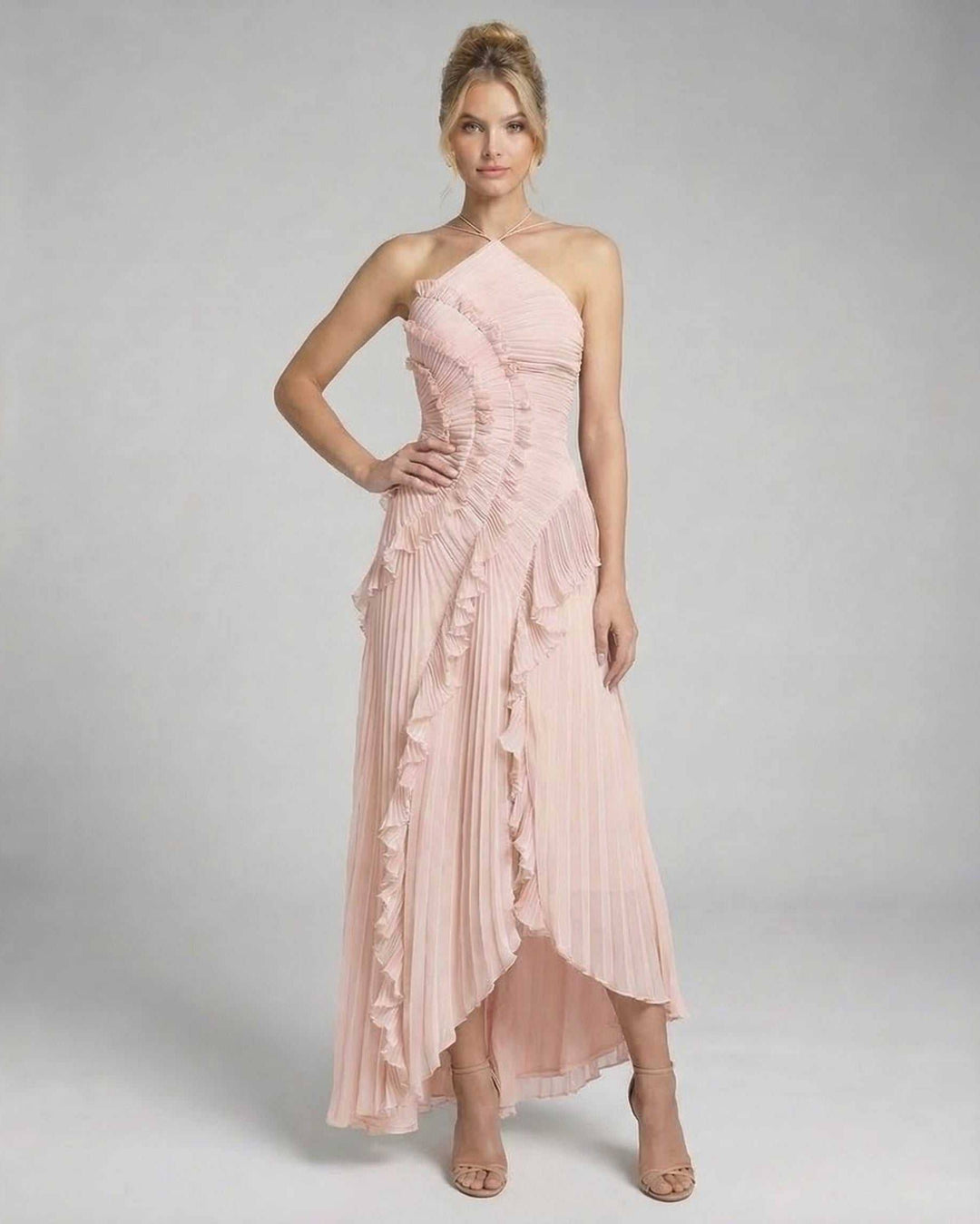 Vestido de gala maxi rosa suave con diseño plisado y cuello halter, perfecto para eventos formales.