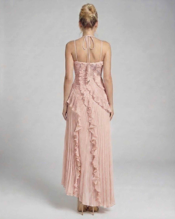 Elegante vestido de fiesta rosa suave con cuello halter y falda maxi plisada para mujer.