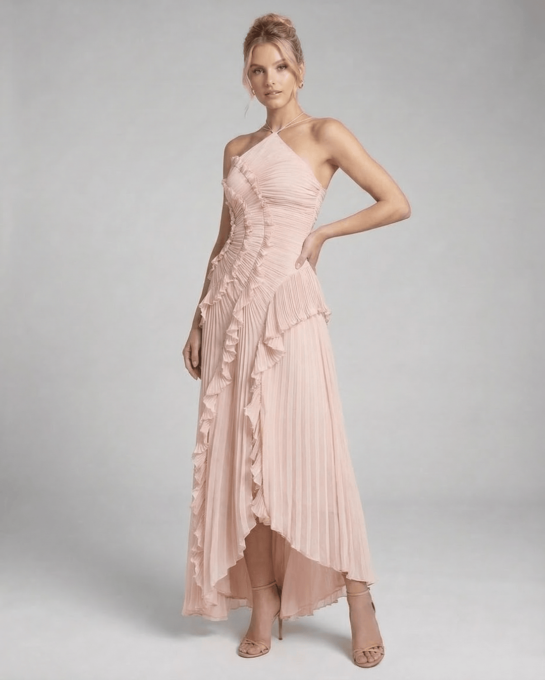 Vestido para mujer rosa suave, maxi, plisado y halter. Ideal para fiestas y ocasiones especiales.