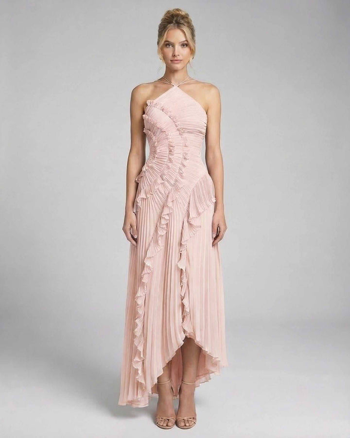 Vestido maxi halter plisado rosa suave para mujer, ideal para fiesta, gala o noche elegante.