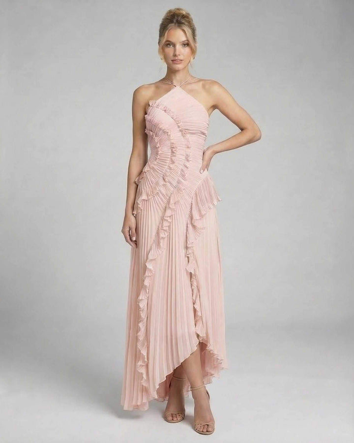 Vestido formal de noche color rosa suave para mujer, con detalle plisado y escote halter.