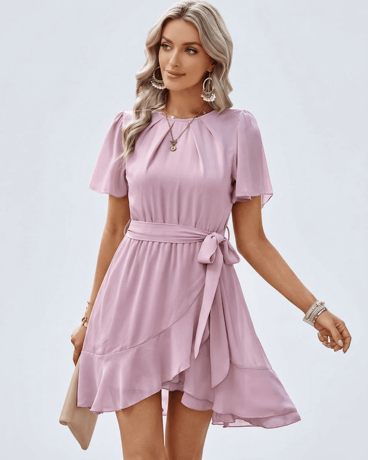 Vestido mini rosa para mujer con volantes y cinturón. Ideal para moda primavera/verano, casual o fiesta.