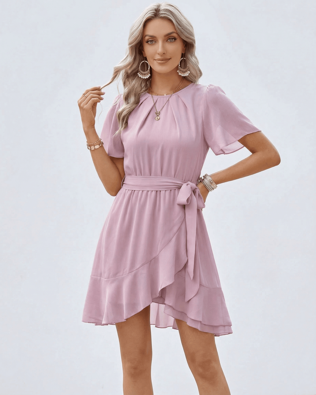 Vestido mini rosa femenino con volantes en mangas y bajo, incluye cinturón. Ideal para moda elegante de mujer.