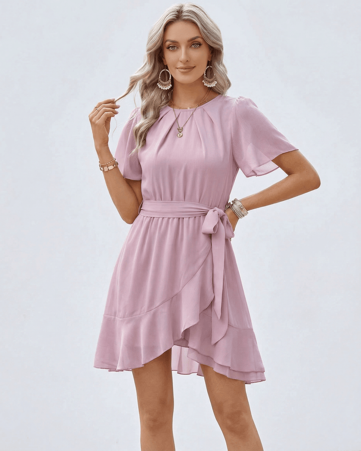 Vestido mini rosa femenino con volantes en mangas y bajo, incluye cinturón. Ideal para moda elegante de mujer.