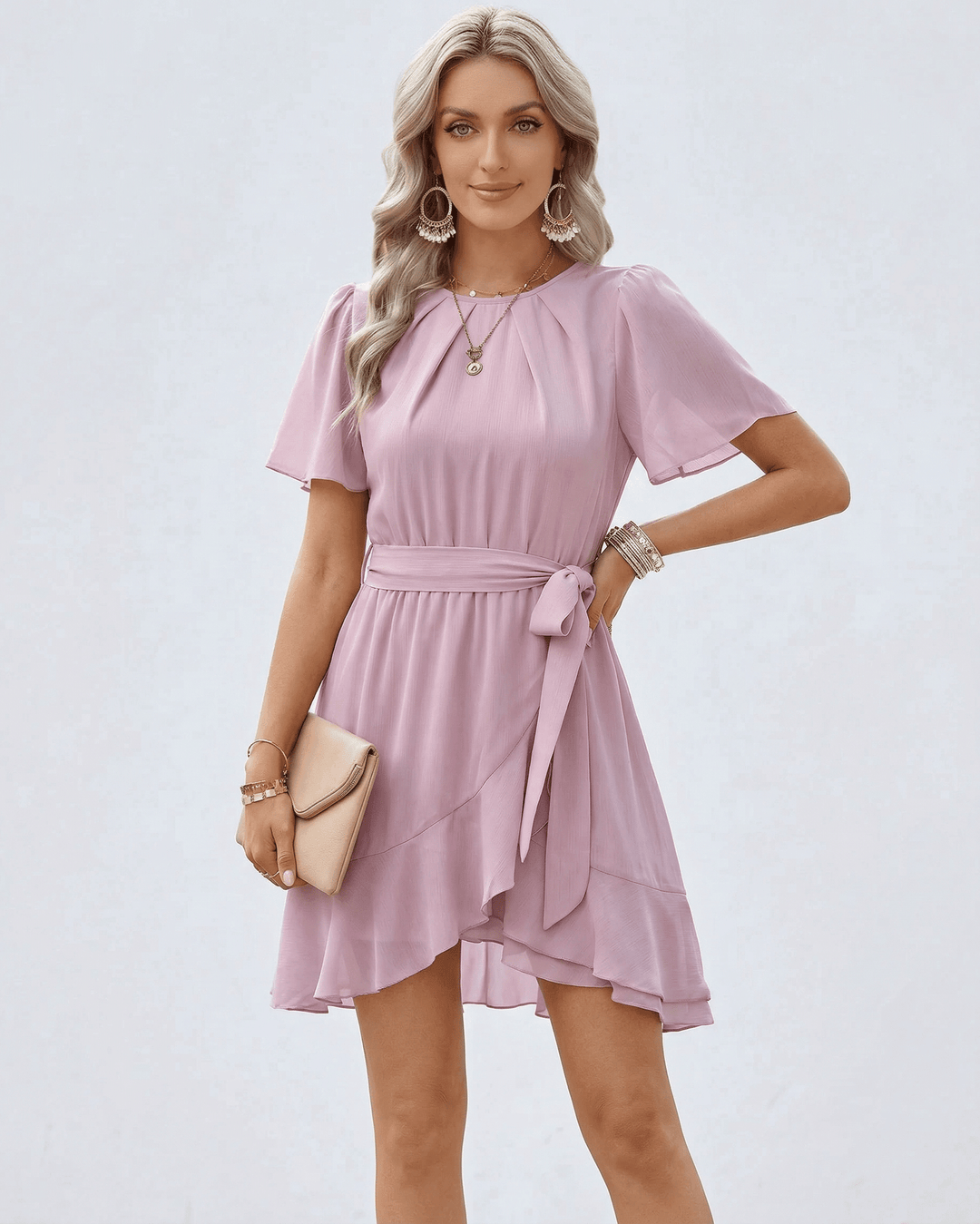 Vestido mini rosa ligero con volantes y cinturón, perfecto para brunch, vacaciones o estilo elegante de verano.