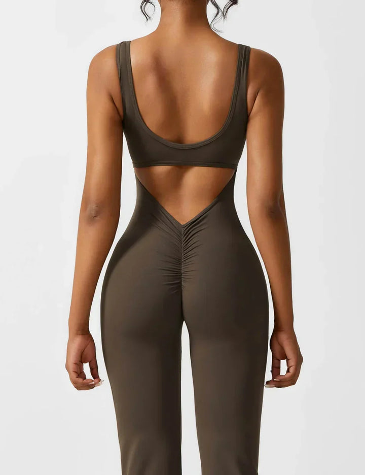 Jumpsuit versátil, espalda V y pierna flare, ideal para verano y ocasiones especiales.