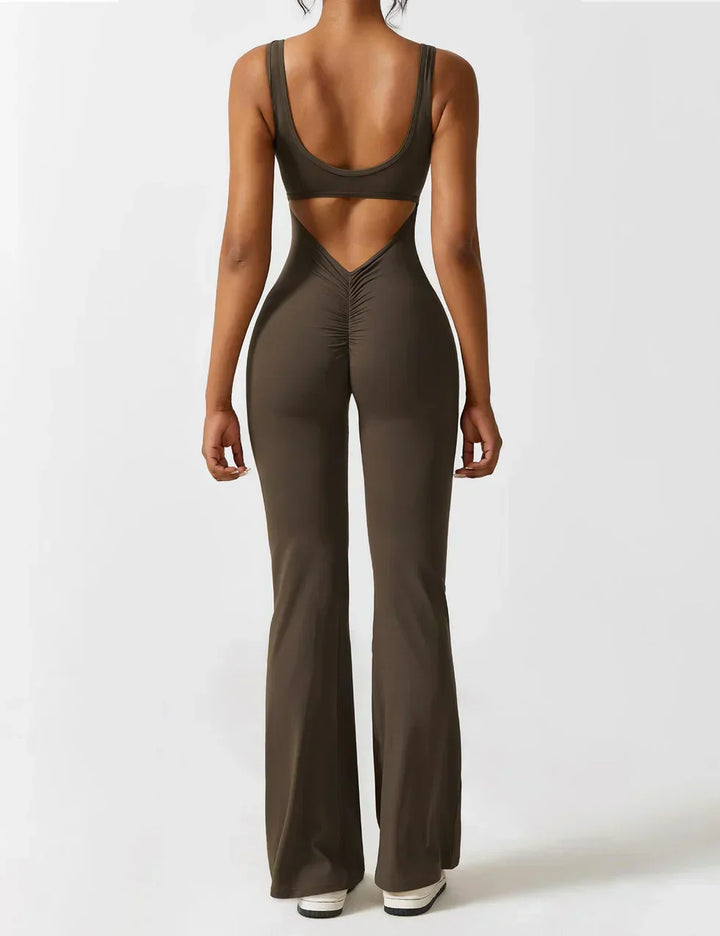 Mono mujer con espalda en V profunda y pierna flare. Perfecto para fiestas de verano.