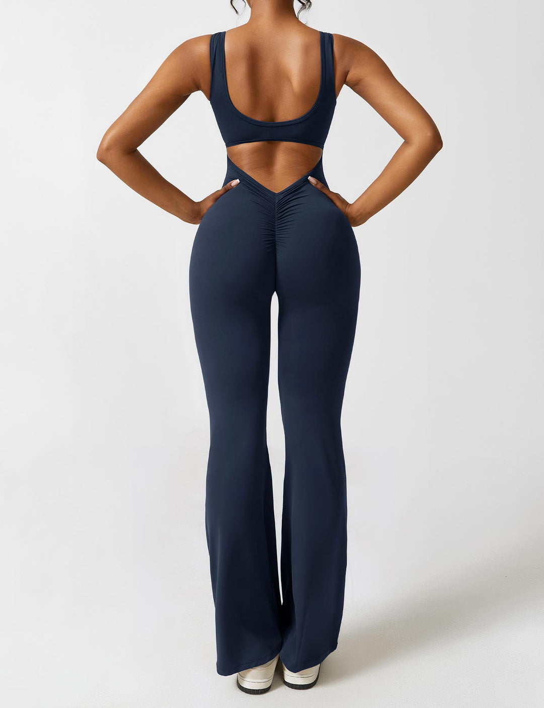 Mono de noche femenino, diseño espalda en V, pierna ancha. Estilo elegante y moderno.