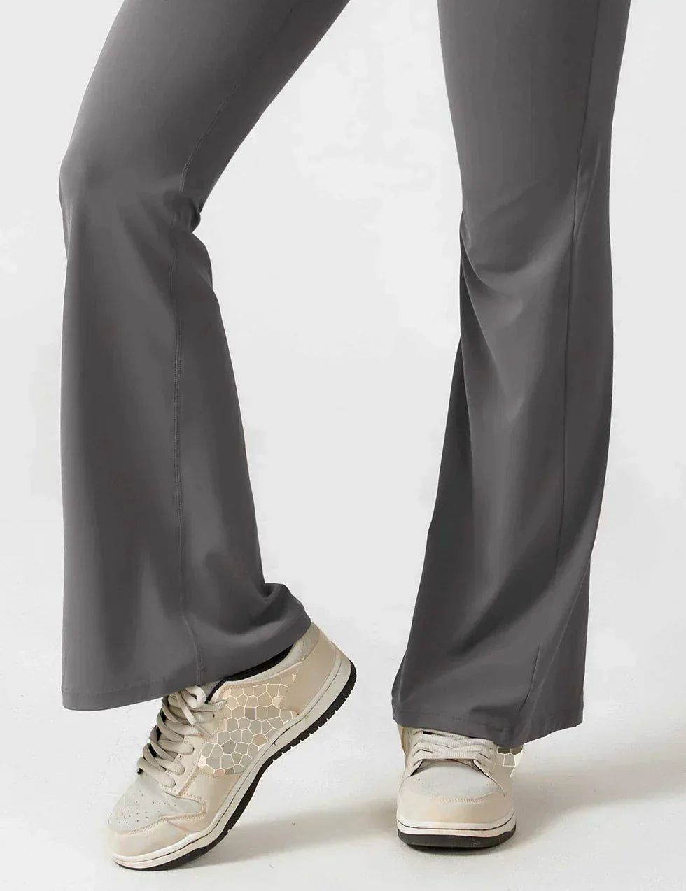 Jumpsuit chic de mujer, espalda en V, pierna flare. Perfecto para fiesta o verano.