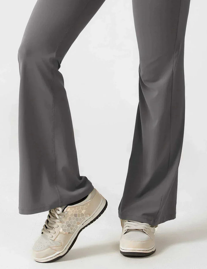 Jumpsuit chic de mujer, espalda en V, pierna flare. Perfecto para fiesta o verano.