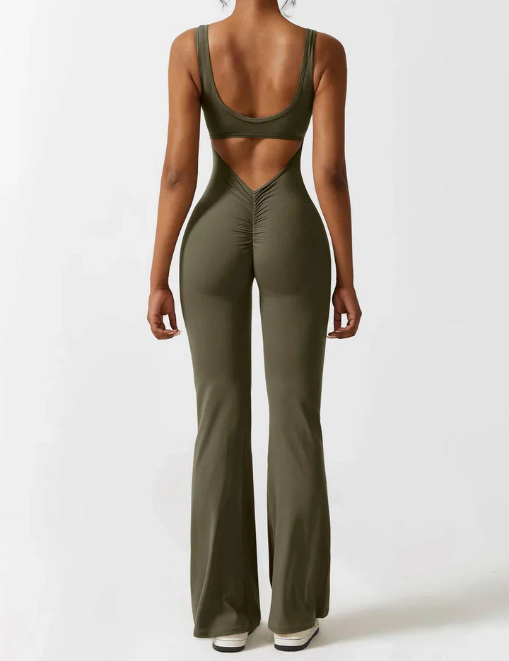 Jumpsuit sofisticado de mujer, espalda V y pierna acampanada. Versátil y chic.