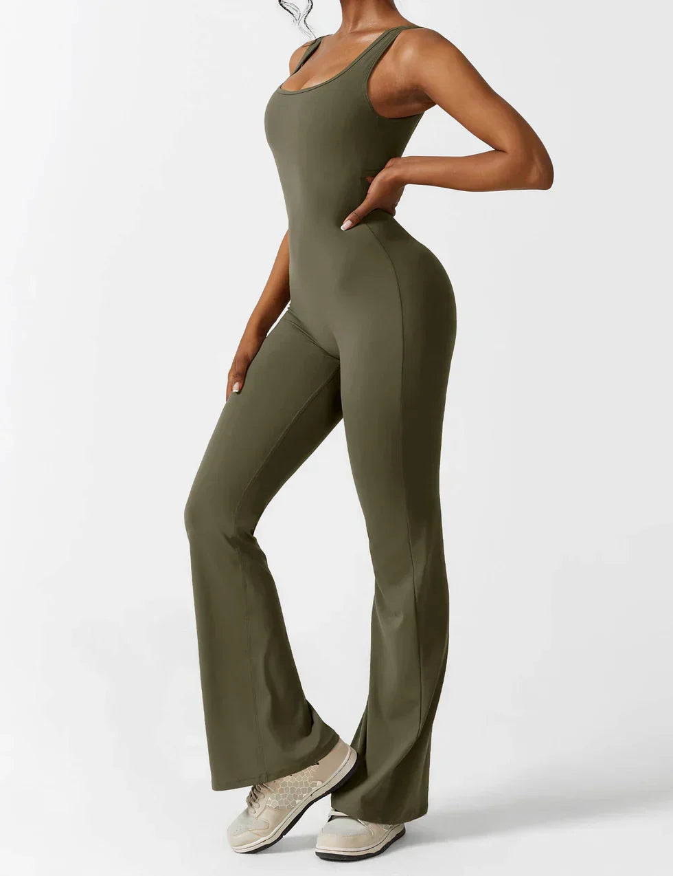 Moda de verano: mono mujer con espalda V, pierna flare. Estilo fresco, elegante y chic.