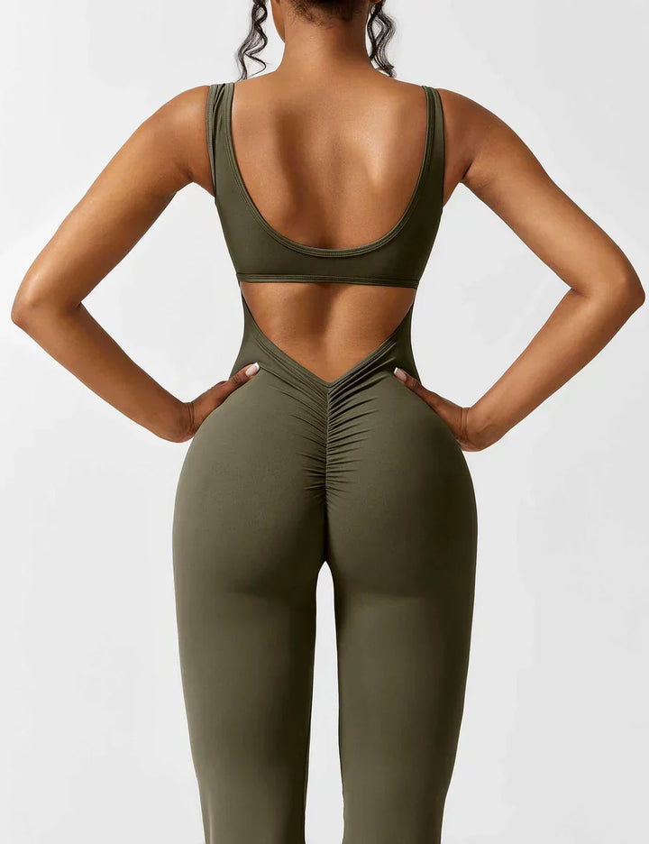 Jumpsuit femenino con espalda en V y pierna acampanada. Perfecto para fiestas de gala.