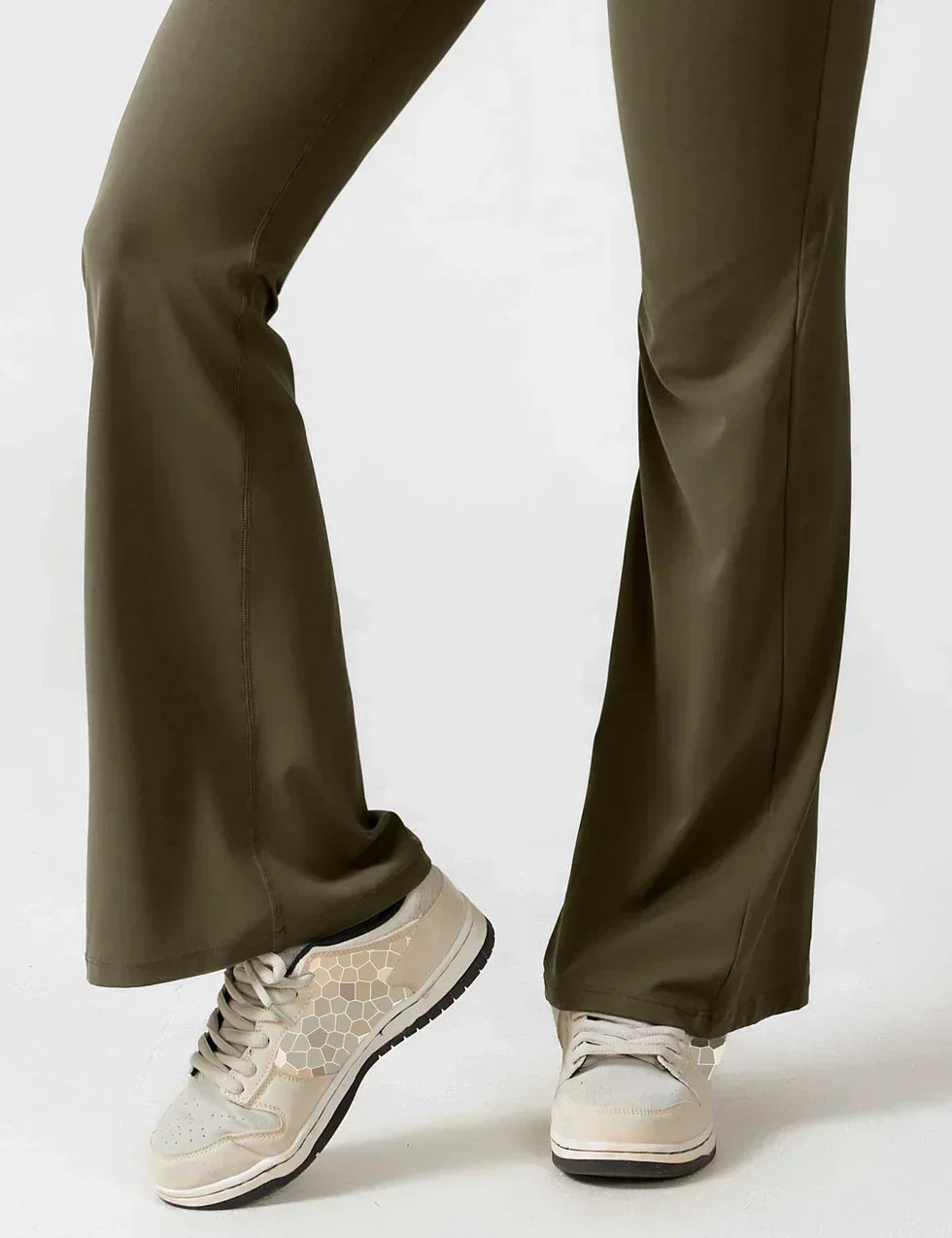 Mono sofisticado, espalda en V, pierna flare. Prenda ideal para eventos especiales.