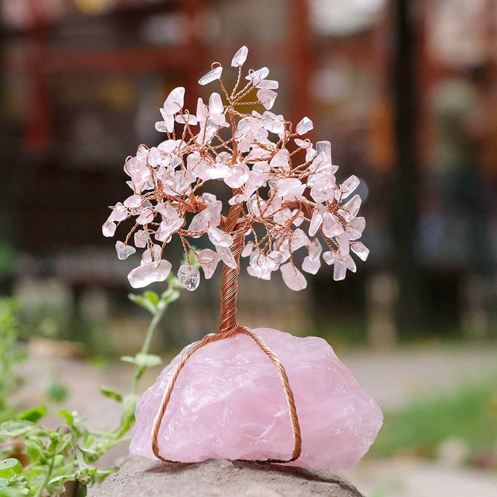 Decoración Feng Shui: Bonsái de cristal con gemas variadas, ideal para la meditación en casa.