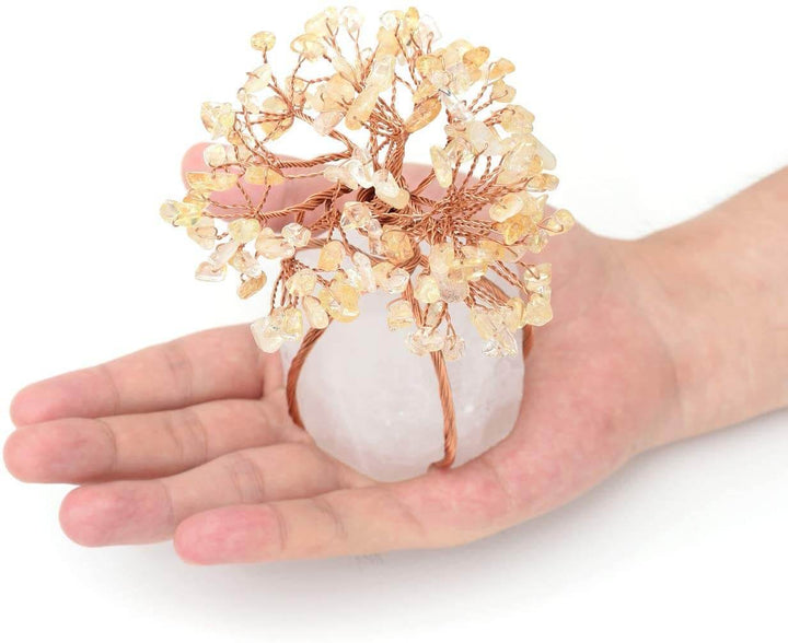 Bonsái Feng Shui con cuarzo rosa, cristal para amor y armonía en la decoración del hogar.