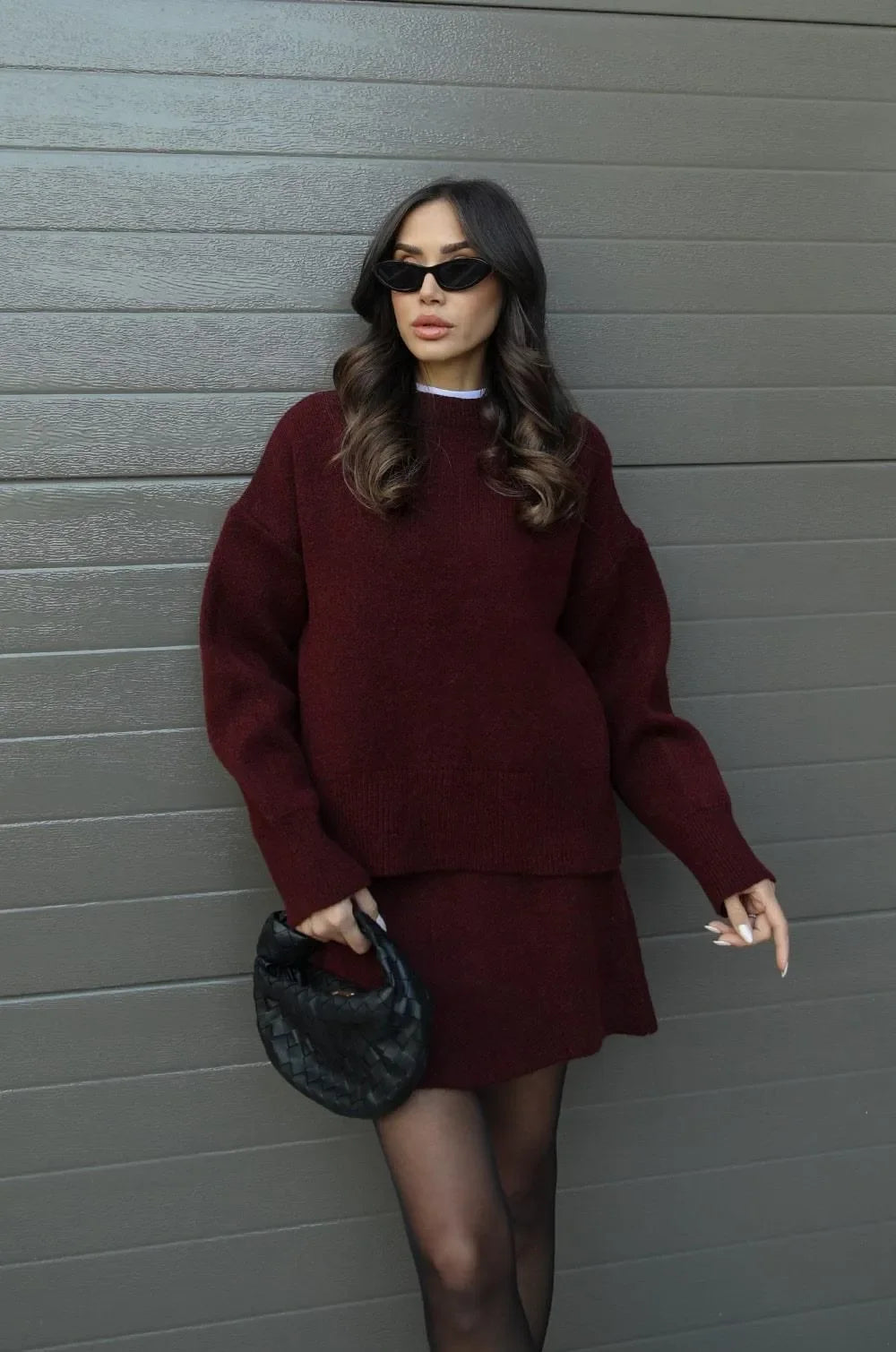 Mujer vistiendo conjunto de punto dos piezas. Atuendo cálido y estiloso para el frío de otoño e invierno.