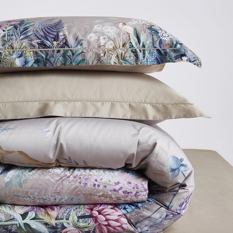Funda nórdica floral doble 600 hilos de algodón egipcio. Diseño botánico para un descanso lujoso.