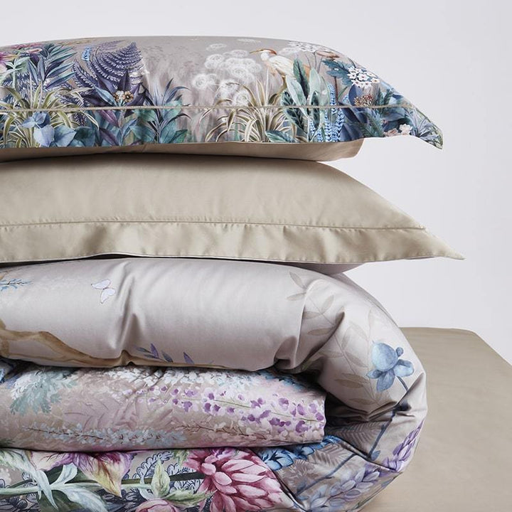 Funda nórdica floral doble 600 hilos de algodón egipcio. Diseño botánico para un descanso lujoso.