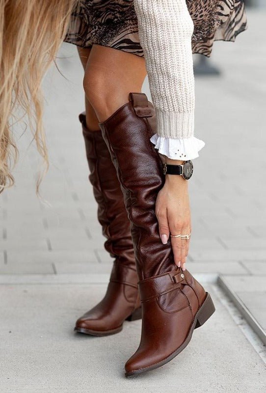 Mujer con botas altas elegantes, calzado de moda que combina estilo y confort superior.