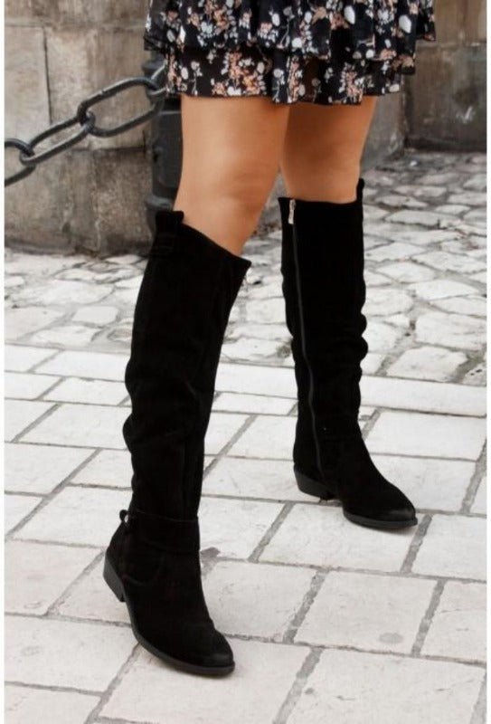 Estilosas botas altas para mujer, diseño elegante ideal para cualquier look de otoño/invierno.