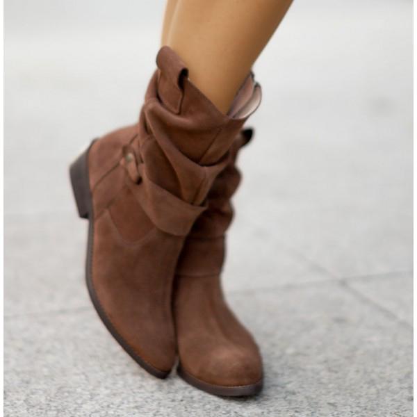 Mujer caminando con botines ortopédicos. Estilo elegante y comodidad para cada paso. Calzado versátil.