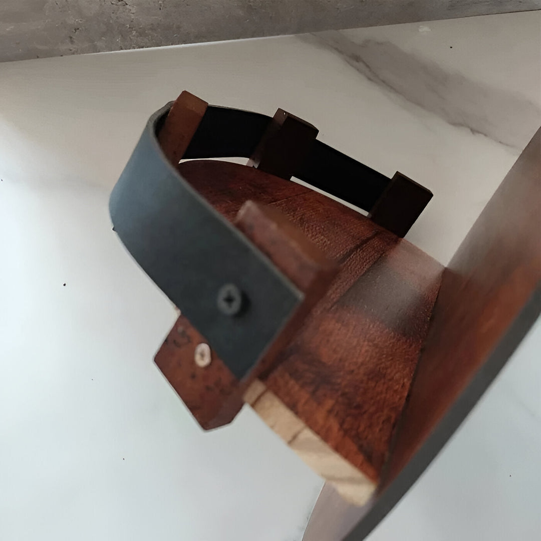 Estante de pared rústico hecho de barril de whisky bourbon. Ideal para decoración y coleccionistas.