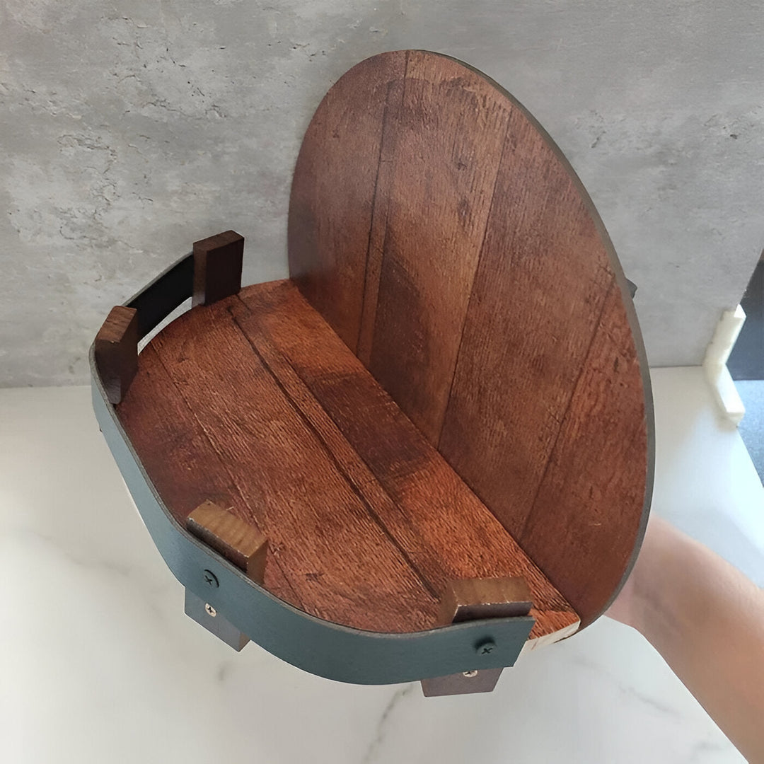 Accesorio de bar rústico: estante de barril de roble para exhibir tu colección de whisky bourbon.