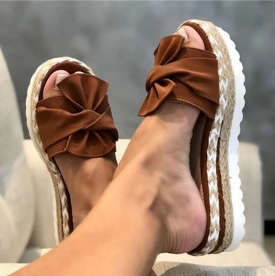 Sandalias ortopédicas de mujer con lazo, brindan soporte y estilo elegante para tus días de verano.