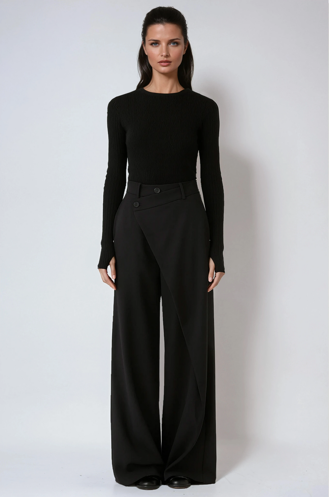 Pantalón fluido de mujer con pierna ancha y diseño cruzado, ideal para verano elegante.