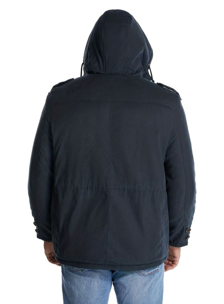 Chaqueta acolchada masculina, ideal para invierno extremo. Con capucha y práctico diseño multibolsillos.