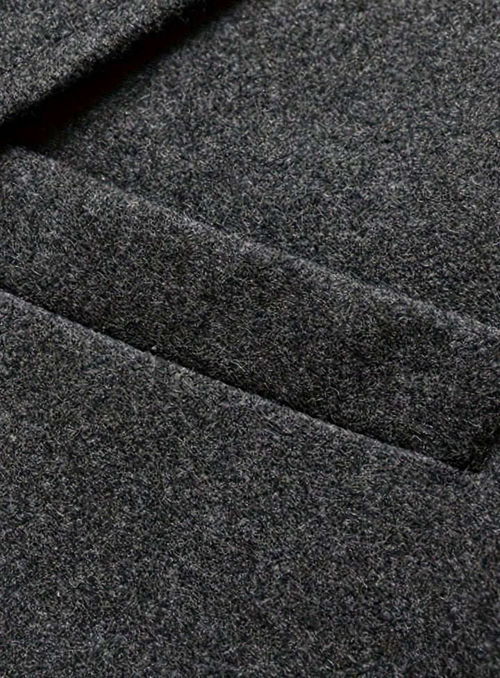 Abrigo de lana para hombre, color gris, diseño largo y clásico con botones. Elegancia sastre para el invierno y uso formal.